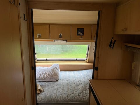 Przyczepa Hobby 460 z przedsionkiem w Dębkach Campground/
RV Resort in Pomeranian Voivodeship