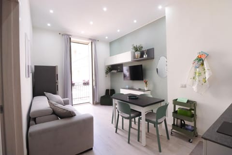 TV and multimedia, Kitchen or kitchenette, Living room, Seating area, Dining area