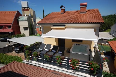 Property building, Day, Hot Tub, Balcony/Terrace, Parking, sunbed