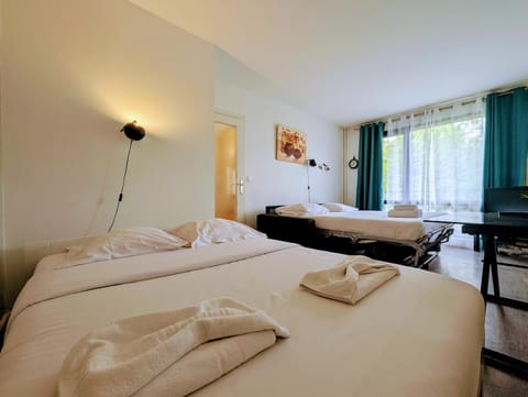 Bed, Photo of the whole room, Decorative detail, Bedroom, towels