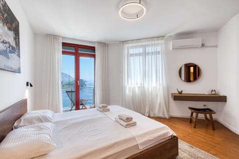 Bed, Bedroom, towels, air conditioner