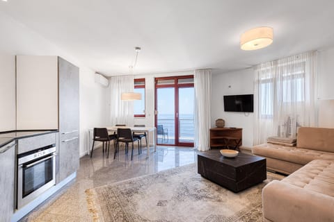 Communal lounge/ TV room, TV and multimedia, Kitchen or kitchenette, Living room, Seating area, Dining area, Evening entertainment, oven