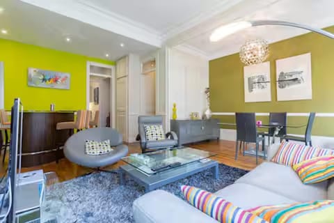 TV and multimedia, Kitchen or kitchenette, Living room, Seating area, Dining area