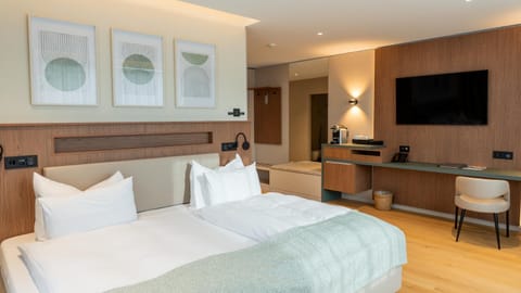 Bed, TV and multimedia, Photo of the whole room, Seating area, Bedroom