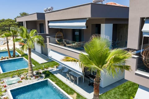 Property building, Garden, Swimming pool