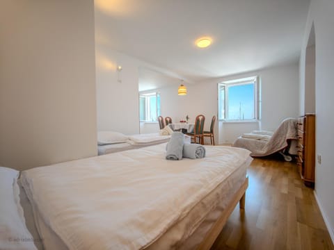 Living room, Seating area, Bedroom, towels