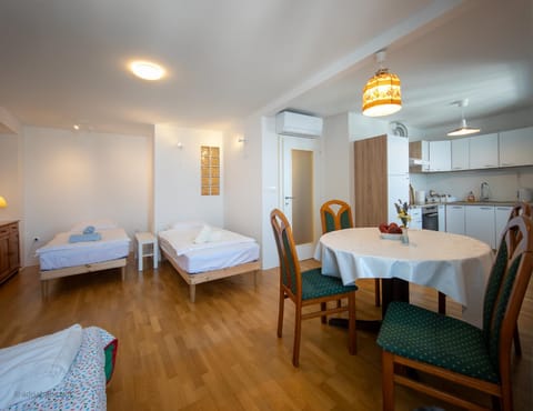 Kitchen or kitchenette, Living room, Seating area, Dining area