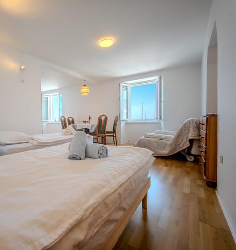 Bed, Photo of the whole room, towels