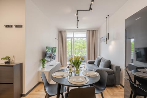 TV and multimedia, Living room, Seating area, Dining area