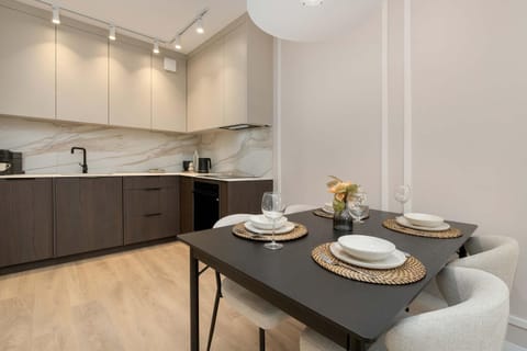 Kitchen or kitchenette, Dining area