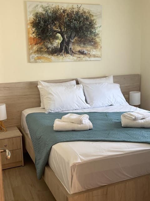 Bed, Bedroom, towels