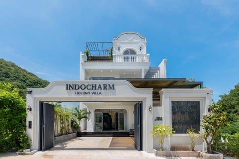 Property building, Patio, Facade/entrance, Day, Property logo or sign, Natural landscape, Parking