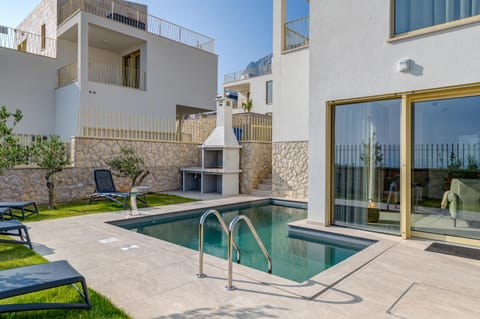 Swimming pool, sunbed