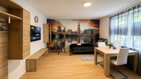 TV and multimedia, Seating area, Dining area