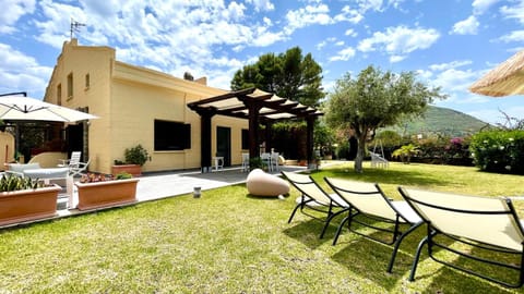 Property building, Patio, Spring, Day, Natural landscape, Garden, Garden, Balcony/Terrace, Garden view, sunbed