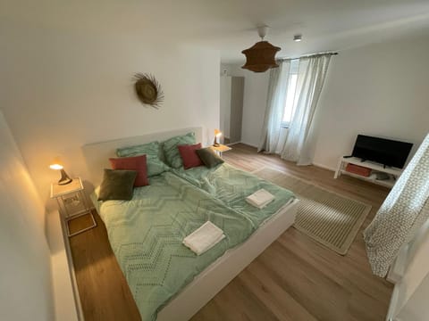 Bed, TV and multimedia, Living room, Photo of the whole room, Bedroom, towels