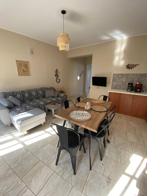 TV and multimedia, Kitchen or kitchenette, Living room, Seating area, Dining area