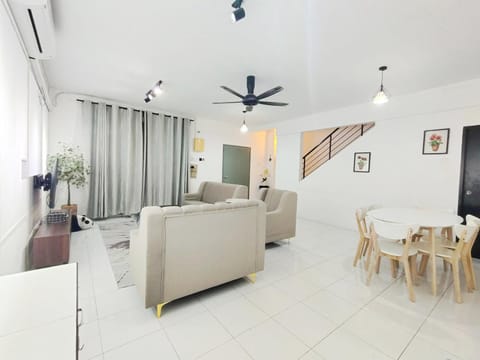 TV and multimedia, Living room, Seating area, Dining area, fireplace