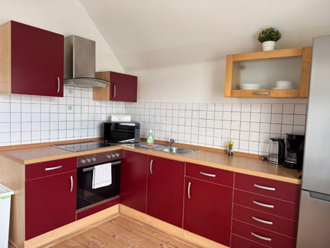 Coffee/tea facilities, Kitchen or kitchenette, dishwasher, oven, stove