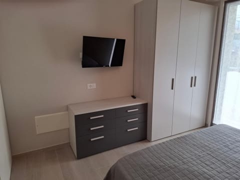 Bed, TV and multimedia, Photo of the whole room, Bedroom, wardrobe