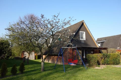 Property building, Garden, Garden, Balcony/Terrace