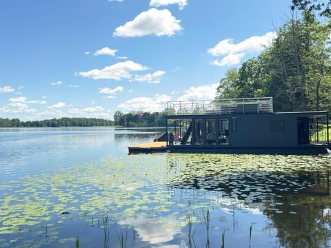 Domki na wodzie Houseboaty Docked boat in Lithuania