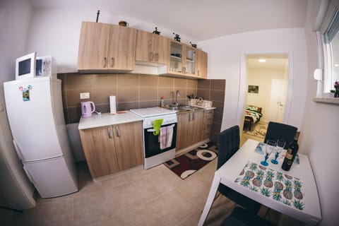 Kitchen or kitchenette, Dining area, oven, stove