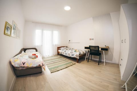 Bed, Photo of the whole room, Seating area, Bedroom