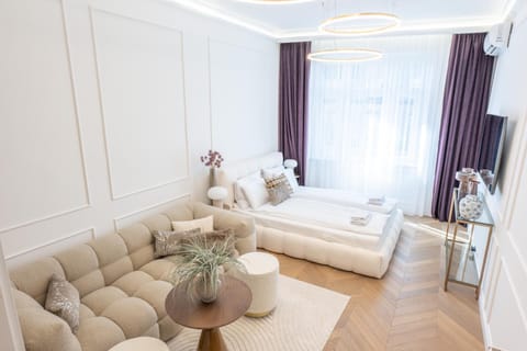 Bed, TV and multimedia, Living room