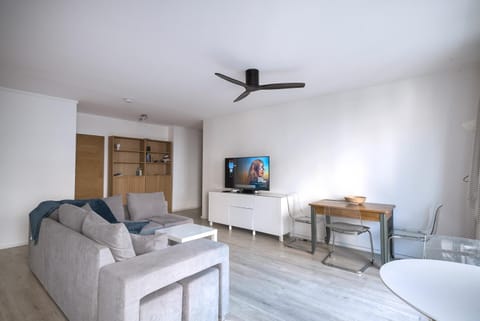 Communal lounge/ TV room, TV and multimedia, Living room, Seating area, Dining area, Evening entertainment