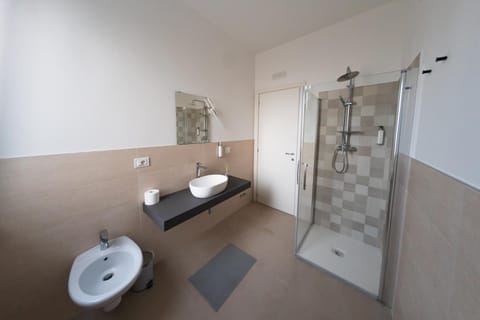 Shower, Toilet, Bathroom, bidet, towels