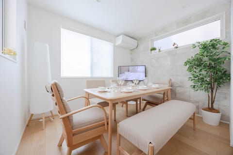 TV and multimedia, Living room, Dining area, air conditioner