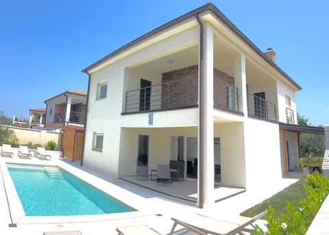 Property building, Patio, Day, Balcony/Terrace, Pool view, Swimming pool, sunbed