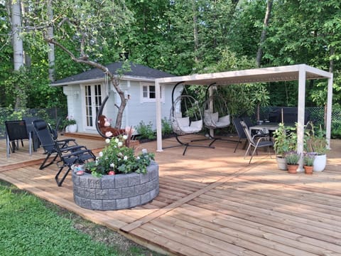 Property building, Patio, Spring, Day, Garden, Garden, Dining area, Garden view, Garden view