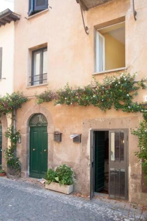Torretta 16 red room Vacation rental in Tuscania
