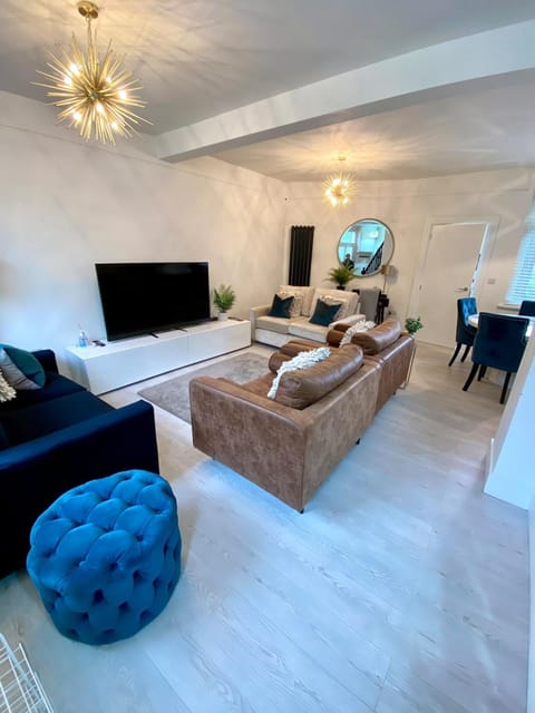 Communal lounge/ TV room, TV and multimedia, Living room, Business facilities, Seating area, Evening entertainment, Dinner, internet, internet