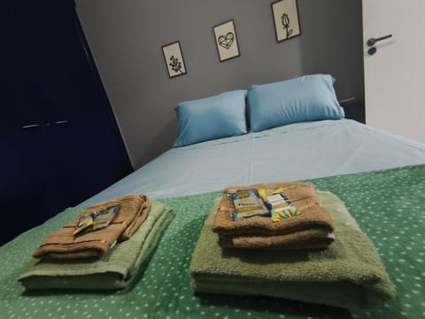 Bed, Bedroom, towels