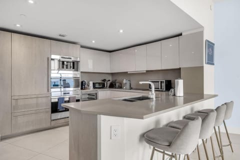 Luxury Penthouse 4 BDR with Resort Amenities House in Hollywood Beach