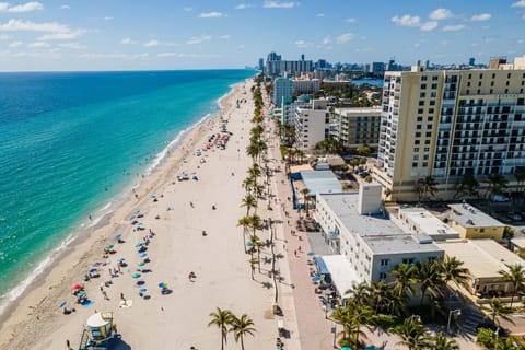 Condo with 1 Bedroom Terrace and Hot Tub House in Hollywood Beach