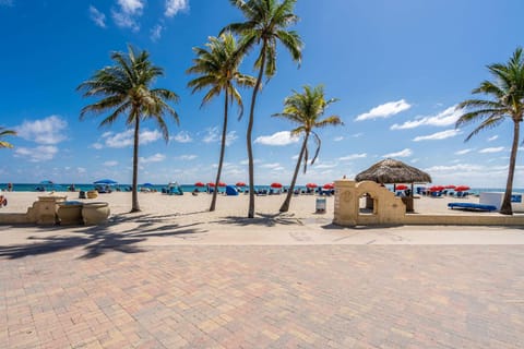Condo with 1 Bedroom Terrace and Hot Tub House in Hollywood Beach