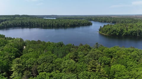 The Hideout - Cute and Quiet Rustic Cabin! Cabin in Oscoda Township