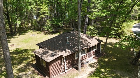 The Hideout - Cute and Quiet Rustic Cabin! Cabin in Oscoda Township