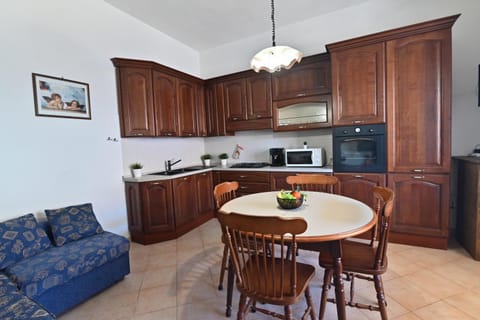 Kitchen or kitchenette, Living room, Seating area, Dining area, oven, stove