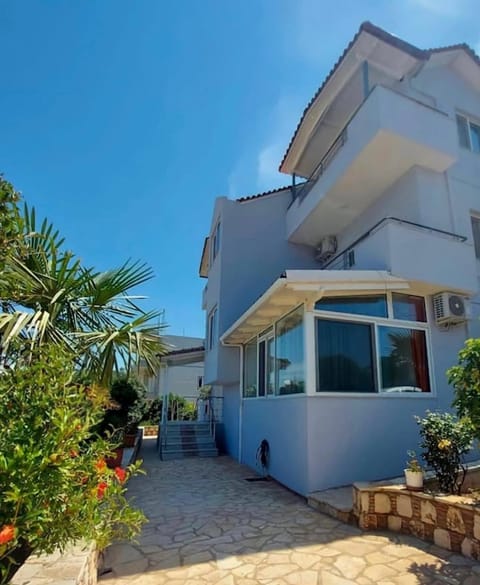 Dema Guesthouse Bed and Breakfast in Ksamil