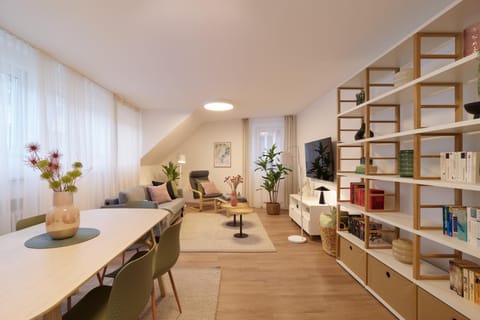 TV and multimedia, Living room, Seating area, Dining area