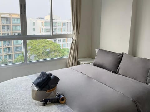 Property building, Restaurant/places to eat, Bed, Photo of the whole room, Bedroom, Swimming pool