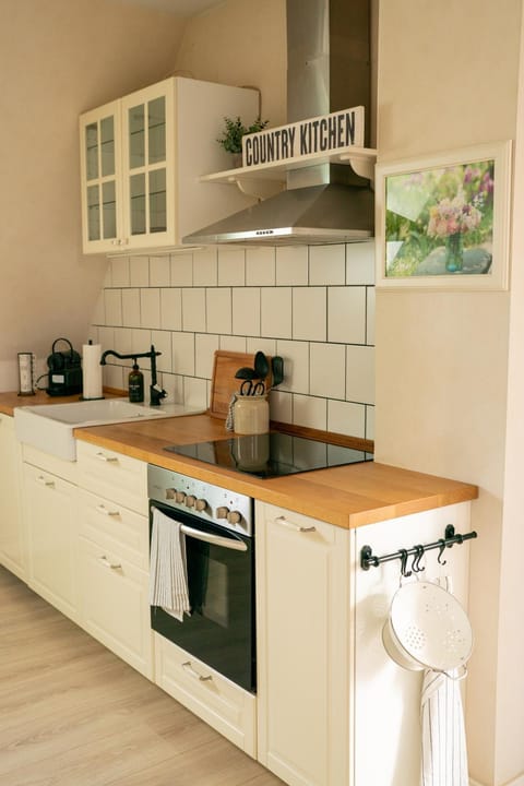 Coffee/tea facilities, Kitchen or kitchenette, dishwasher, microwave, stove, toaster