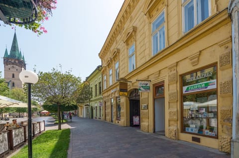 Facade/entrance
