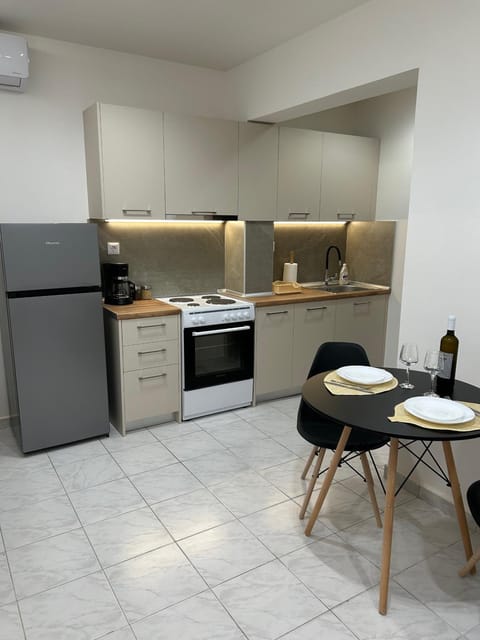 Kitchen or kitchenette, Dining area, oven, toaster