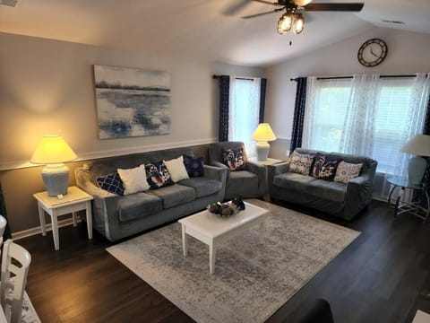 Gorgeous condo at River Oaks golf grounds House in Carolina Forest